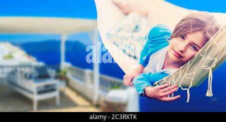 Herrliche Aussicht mit weißen Häusern in Oia Dorf auf Santorini Insel in Griechenland. Stockfoto