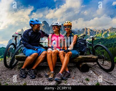 Radfahren Familie Reiten auf Rädern in der Dolomiten Berglandschaft. Paar Radfahren MTB Enduro Trail Track. Outdoor-Sport. Stockfoto