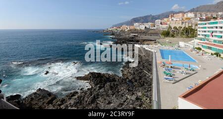 Landschaftlich schöner Panoramablick auf die berühmten Gigantes Klippen entlang der Strände der Küste von Puerto de Santiago von der Treppe hinter Gebäuden in der Maritima Straße, Tenerif Stockfoto