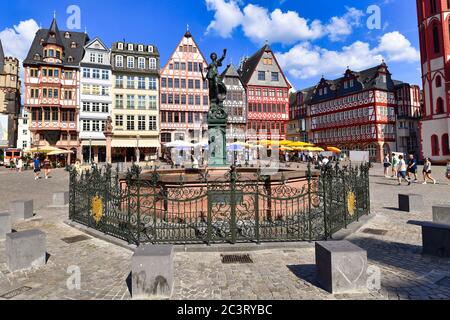 Frankfurt am Main, Deutschland - Juni 2020: Justizbrunnen mit dem Namen Justitiabrunnen, ein Brunnen am Römerberg Stockfoto