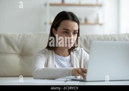 Frau arbeitet zu Hause suchen Informationen eingeben Business-Nachricht Stockfoto