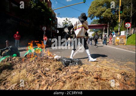 Demonstrationen in der Distriktuniversität von Bogota werden zu Zusammenstößen zwischen Bereitschaftspolizei und Demonstranten, die Teil des Comeback des Nationales sind Stockfoto