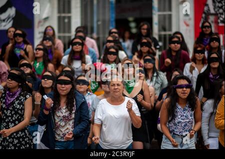 Feministische Demonstranten, Teil der Me Too Revolution, protestieren in der Nationalen Universität von Kolumbien gegen Frauengewalt und Präsident I Stockfoto