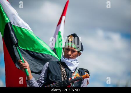 Indigene Garde aus Cauca, Kolumbien, kommt nach Bogotá, um im Nationalen Streik gegen Iván Duques Regierung zu marschieren. Stockfoto