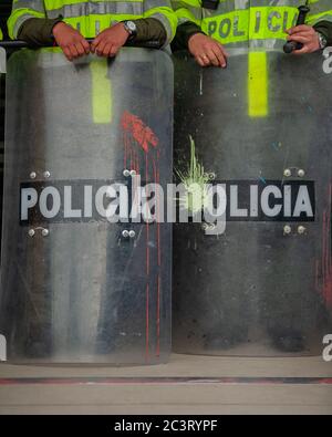 Zwei Polizisten rüsteten Schilde mit Farbspritzern auf dem 21N Paro Nacional in Kolumbien auf. Stockfoto