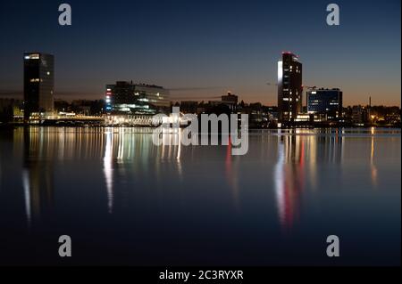 Nächtliches Stadtbild von Keilaniemi, dem Geschäftsviertel Espoo, das das älteste Hochhaus Finnlands beherbergt. Stockfoto