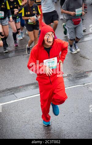 Athleten starten das 21 Kilometer lange Rennen des Bogota Halbmarathon, die 2019 Ausgabe des Marathons wurde als das 20. Jubiläum davon betrachtet. Stockfoto