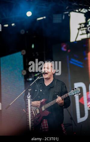 Die kolumbianische Pop-Rock-Band Don Tetto tritt beim jährlichen Tattoo Music Fest in Bogota, Kolumbien, auf. Das Tattoo Music Fest ist ein Event, das Popula sammelt Stockfoto