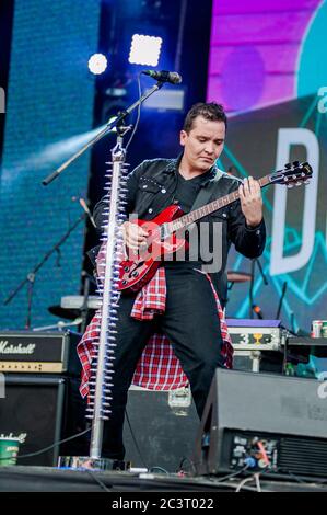 Die kolumbianische Pop-Rock-Band Don Tetto tritt beim jährlichen Tattoo Music Fest in Bogota, Kolumbien, auf. Das Tattoo Music Fest ist ein Event, das Popula sammelt Stockfoto