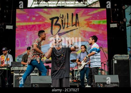 Kolumbianische Hip Hop Band, Zalama Crew perfrom auf dem jährlichen Tattoo Music Fest in Bogota, Kolumbien. Das Tattoo Music Fest ist ein Event, das Popula sammelt Stockfoto