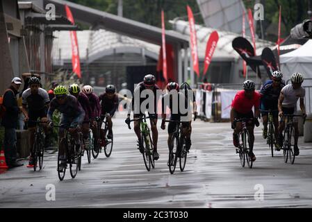 Das jährliche Kriterium der Messe biciGO hat das Messezentrum Corferias als Rennstrecke für Bike-Profis in der Stadt genommen, dieses Rennen ist das letzte Rennen von B Stockfoto