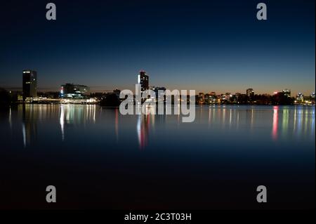 Nächtliches Stadtbild von Keilaniemi, dem Geschäftsviertel Espoo, das das älteste Hochhaus Finnlands beherbergt. Stockfoto