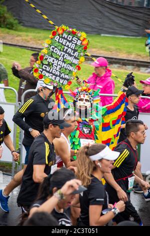 Athleten starten das 21 Kilometer lange Rennen des Bogota Halbmarathon, die 2019 Ausgabe des Marathons wurde als das 20. Jubiläum davon betrachtet. Stockfoto