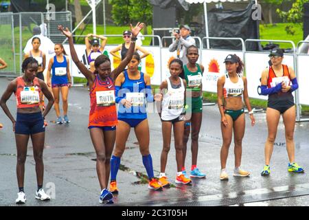 Ruth Chepngetich, Gewinnerin des Halbmarathons Bogota 2019 mit einer Zeit von 1h:10m:39s, steht kurz vor der 2019 B in der Startlinie Stockfoto