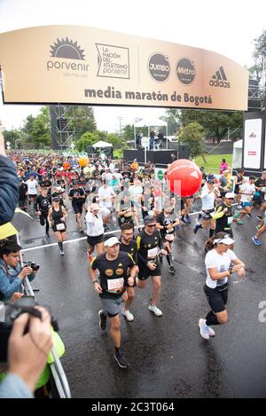 Athleten starten das 21 Kilometer lange Rennen des Bogota Halbmarathon, die 2019 Ausgabe des Marathons wurde als das 20. Jubiläum davon betrachtet. Stockfoto