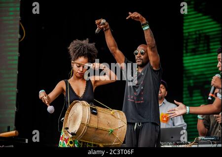 Kolumbianische Hip Hop Band, Zalama Crew perfrom auf dem jährlichen Tattoo Music Fest in Bogota, Kolumbien. Das Tattoo Music Fest ist ein Event, das Popula sammelt Stockfoto
