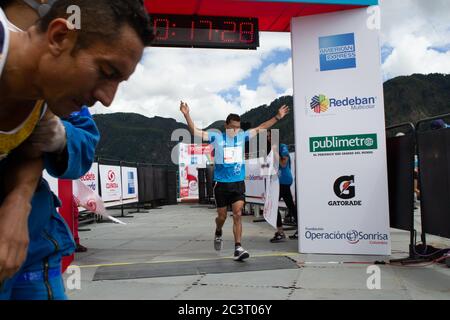 Athleten aus der ganzen Welt kommen, um am Colpatria Tower Running Race teilzunehmen, dieses Rennen wird als Herausforderung angesehen, weil Athleten es müssen Stockfoto
