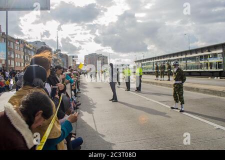 Papst Franziskus begrüßt die Gläubigen, als er im Rahmen seines 5-tägigen Apostolischen Besuchs am 06. September 2017 in Bogota, Kolumbien, nach Bogota kommt. Stockfoto