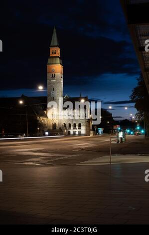 Helsinki / Finnland - 19. MAI 2020: Finnisches Nationalmuseum in Helsinki während der Nacht. Stockfoto