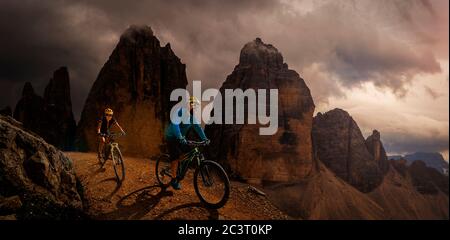 Radfahren Frau und Mann fahren auf Rädern in den Dolomiten und Landschaft. Paar Radfahren MTB Enduro Trail Track. Outdoor-Sport. Stockfoto