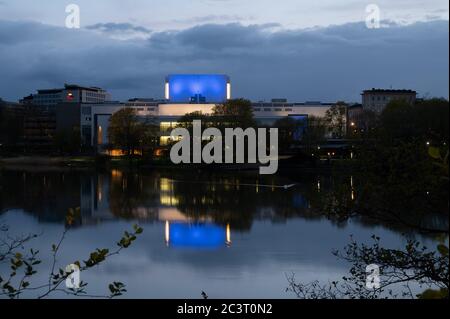 Nächtliche Ansicht der finnischen Nationaloper und der umliegenden Gebäude von der anderen Seite der Bucht von Töölön, Helsinki Stockfoto