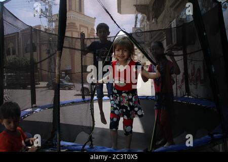 Peking, China. Juni 2020. Flüchtlingskinder spielen im Flüchtlingslager Shati in Palästinas Gaza-Stadt, 20. Juni 2020. Kredit: Rizek Abdeljawad/Xinhua/Alamy Live Nachrichten Stockfoto