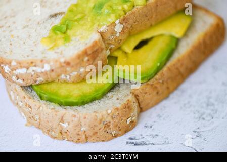Avocado Sandwich und Avocado Toast auf Teller Hintergrund Früchte gesunde Ernährung Konzept / Avocado Dip püriert Stockfoto