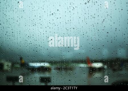 Wassertropfen auf dem Fensterglas im Flughafen Stockfoto