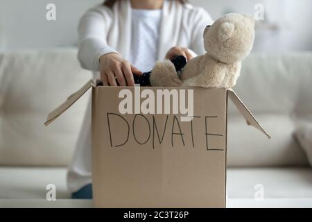 Frau legt gebrauchte Kleidung in Spende Box closeup konzeptuelle Bild Stockfoto