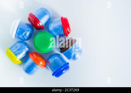 Blaue Schuhüberzüge in einzelnen Kapseln mit mehrfarbigen Kappen. Einwegschuhe. Schutzkonzept. Leerzeichen für Text Stockfoto