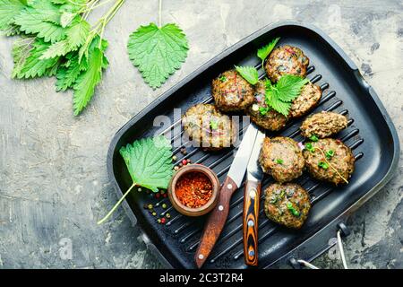 Appetitlich hausgemachte Brennnessel Fleischbällchen in Grillpfanne gekocht Stockfoto