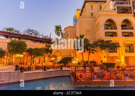 Dubai, Vereinigte Arabische Emirate, 20. Januar 2020: Dubai Souk Al Bahar in der Nähe des Burj Khalifa Turms Stockfoto