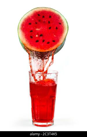 Wassermelone mit fließendem Saft in einem Glas. Isoliert auf weißem Hintergrund. Stockfoto