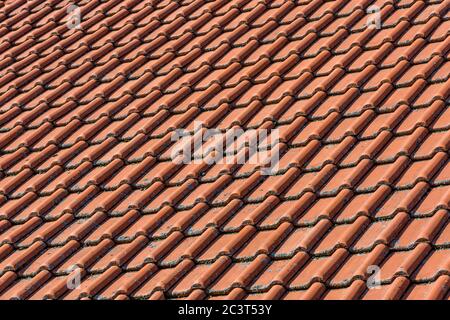 Rote Dachziegel für Hintergrund. Rote Dachschindeln Stockfoto