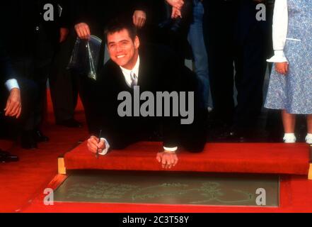 Hollywood, California, USA 2. November 1995 der Schauspieler Jim Carrey nimmt an Jim Carreys Hand und Fußabdruck Teil, bei einer Zementzeremonie am 2. November 1995 im Mann's Chinese Theatre in Hollywood, Kalifornien, USA. Foto von Barry King/Alamy Stockfoto Stockfoto