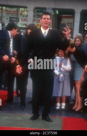 Hollywood, California, USA 2. November 1995 der Schauspieler Jim Carrey nimmt an Jim Carreys Hand und Fußabdruck Teil, bei einer Zementzeremonie am 2. November 1995 im Mann's Chinese Theatre in Hollywood, Kalifornien, USA. Foto von Barry King/Alamy Stockfoto Stockfoto