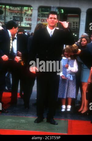 Hollywood, California, USA 2. November 1995 der Schauspieler Jim Carrey nimmt an Jim Carreys Hand und Fußabdruck Teil, bei einer Zementzeremonie am 2. November 1995 im Mann's Chinese Theatre in Hollywood, Kalifornien, USA. Foto von Barry King/Alamy Stockfoto Stockfoto