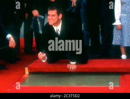 Hollywood, California, USA 2. November 1995 der Schauspieler Jim Carrey nimmt an Jim Carreys Hand und Fußabdruck Teil, bei einer Zementzeremonie am 2. November 1995 im Mann's Chinese Theatre in Hollywood, Kalifornien, USA. Foto von Barry King/Alamy Stockfoto Stockfoto