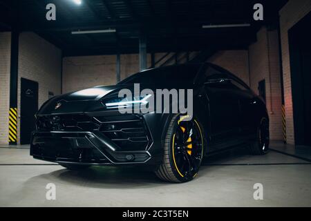 Lamborghini Urus schwarz Farbe Sportwagen Nahaufnahme Stockfoto