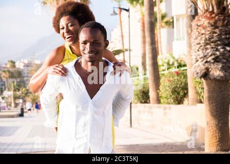 Schönes Paar Millennial genießen zusammen tragen und lachen in Outdoor-Freizeit Krippe - Schwarz fröhlich afrikanisch afroamerikanischen Paar junge Peop Stockfoto