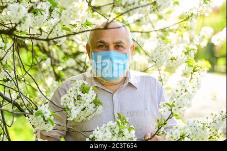 Allergische Reaktion oder Form der Überempfindlichkeit. Pandemiekonzept. Begrenzen Sie die Ausbreitung von Infektionen. Gesichtsmaske für ältere Männer. Atemmaske. Asthma-Konzept. Atembeschwerden. Atembeschwerden. Stockfoto