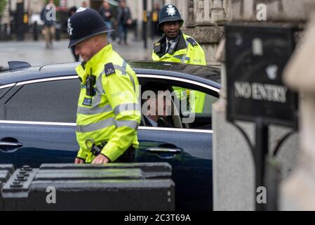 Jacob Rees Mogg fährt mit Polizeibeamten in den Palast von Westminster. Schwarzer männlicher Polizist. Ein Offizier lachend. MP im Auto Stockfoto