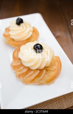 Hausgemachter Zeppole von Saint Joseph auf rustikalem Brett Stockfoto