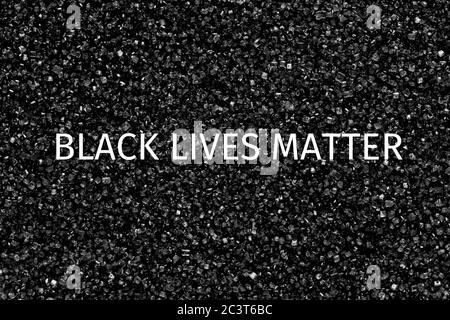 Schwarz lebt Materie Hintergrund auf schwarz und weiß Oberfläche. Stoppen Sie Rassismus Layout. Stockfoto