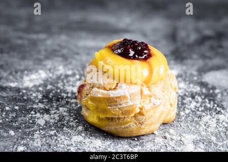 Hausgemachter Zeppole von Saint Joseph auf rustikalem Brett Stockfoto