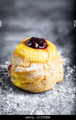 Hausgemachter Zeppole von Saint Joseph auf rustikalem Brett Stockfoto