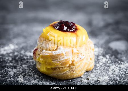 Hausgemachter Zeppole von Saint Joseph auf rustikalem Brett Stockfoto