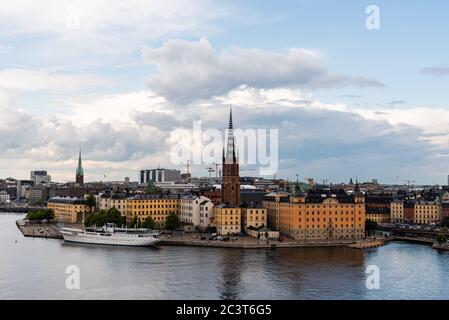 Stockholm, Schweden - 8. August 2019: Panoramablick auf Riddarholmen Island und Gamla Stan Stockfoto