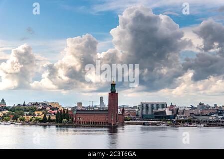 Stockholm, Schweden - 8. August 2019: Panoramablick auf die Insel Kungsholmen mit Rathaus Stockfoto