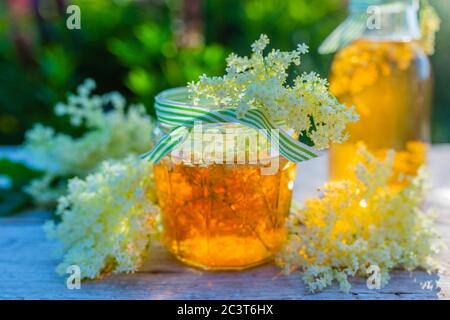 Infusion von Holunderblüten in einem Glas. Stockfoto